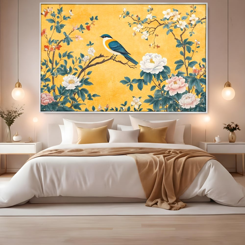 Tablou canvas cu tablou canvas cu pasare pe creanga si bujori, in rama de aluminiu argintiu, pe perete intr-un dormitor